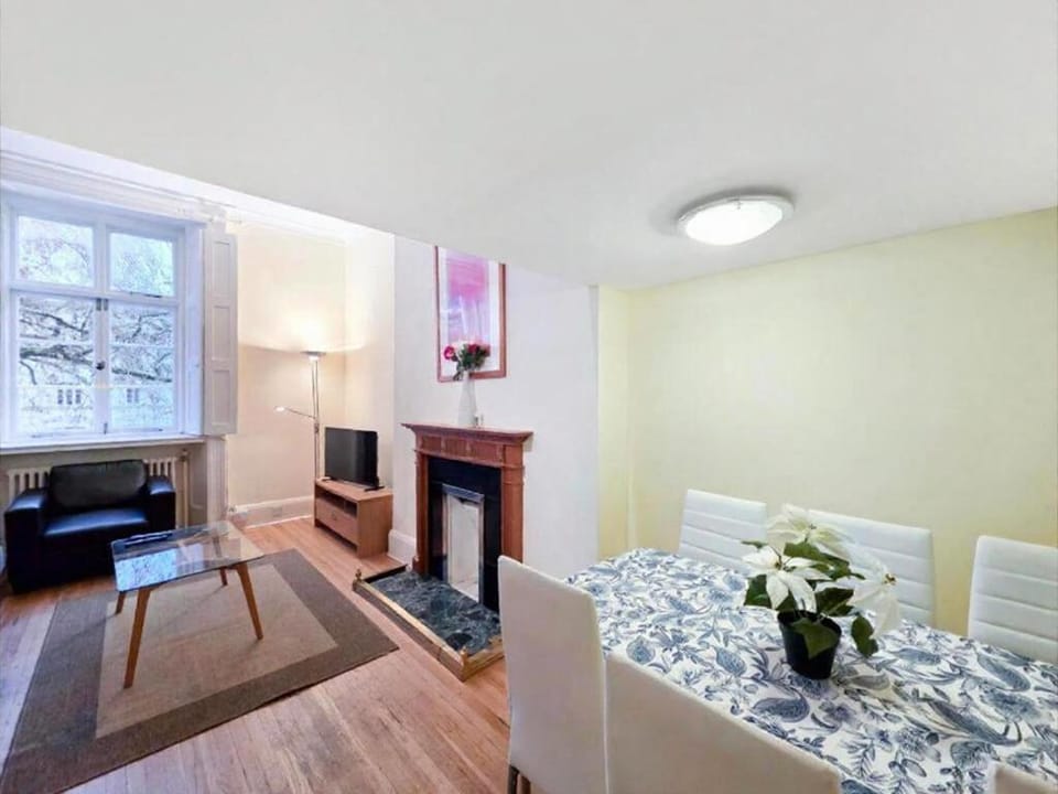 Two double Mezzanine in central Paddington Apartment in City of Westminster