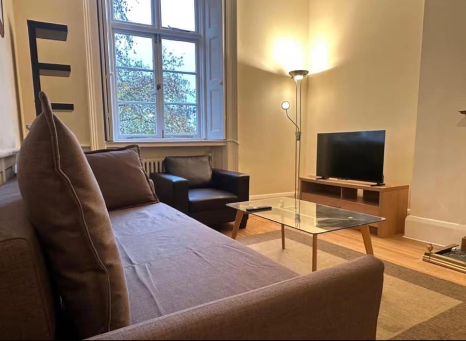 Two double Mezzanine in central Paddington Apartment in City of Westminster