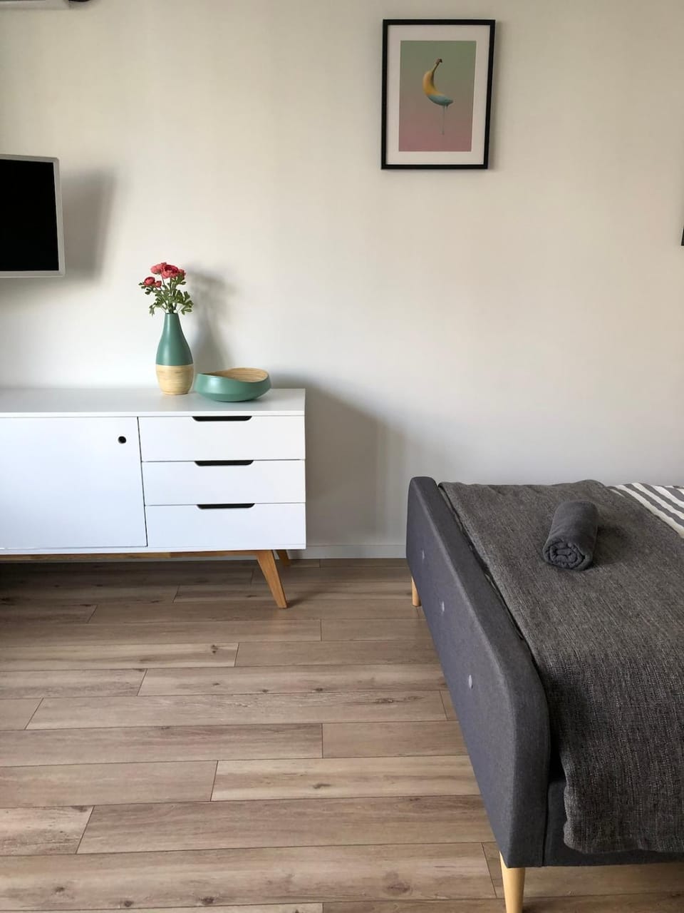 Communal lounge/ TV room, Bed, TV and multimedia, Living room, Seating area, Bedroom