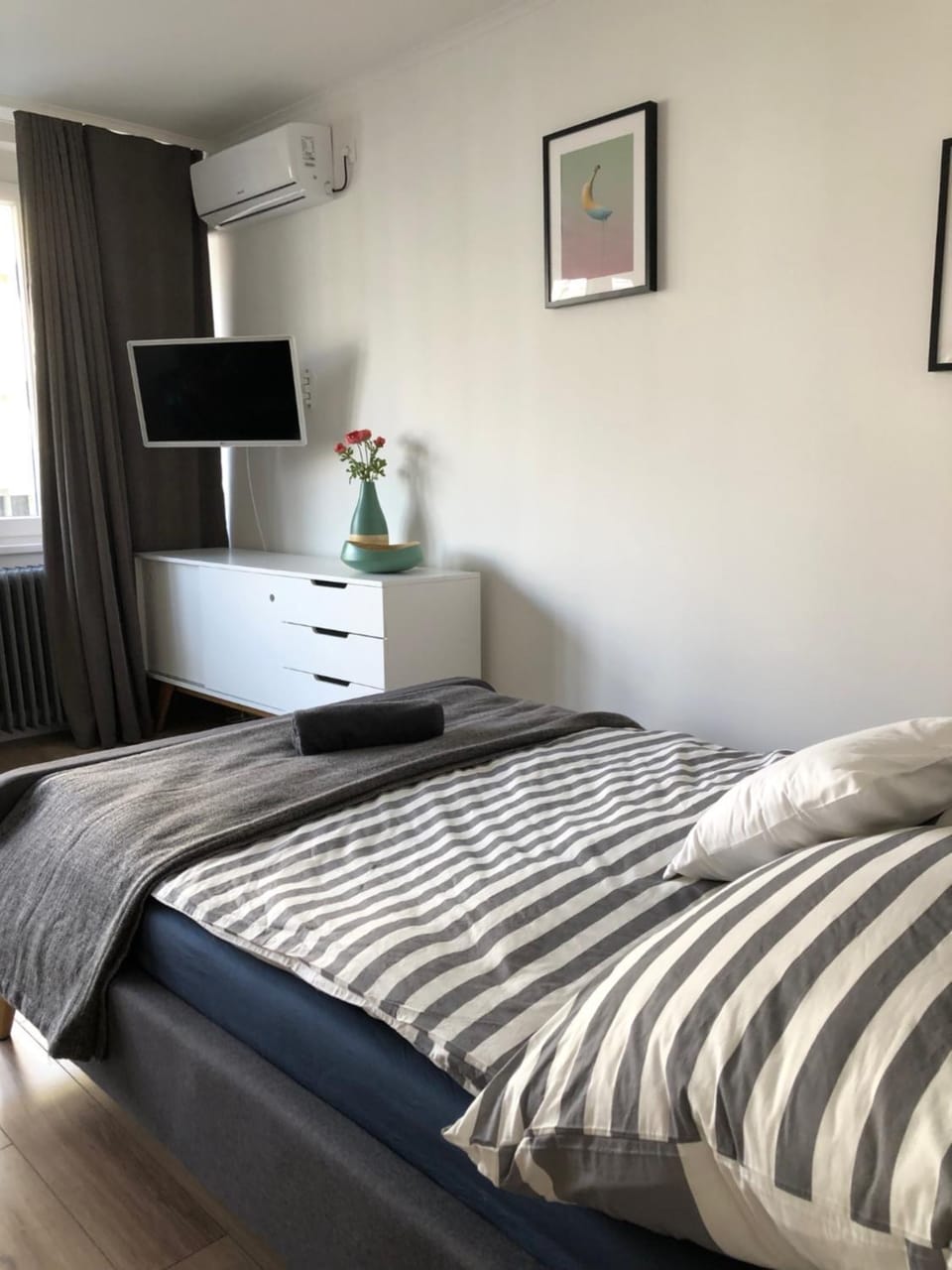 Communal lounge/ TV room, Bed, TV and multimedia, Bedroom, air conditioner