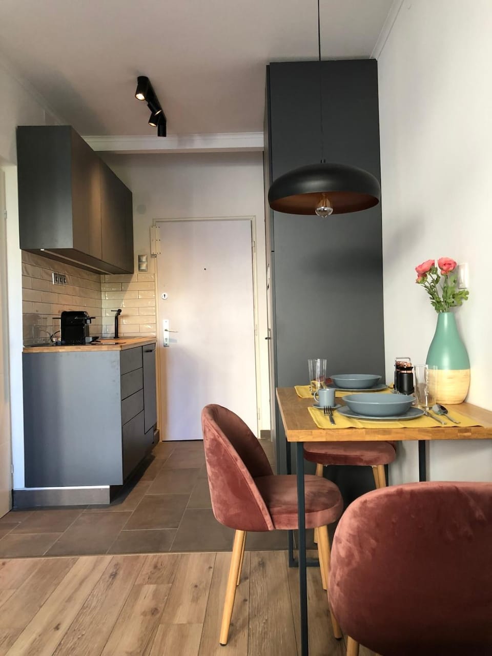 Kitchen or kitchenette, Seating area, Dining area, stove