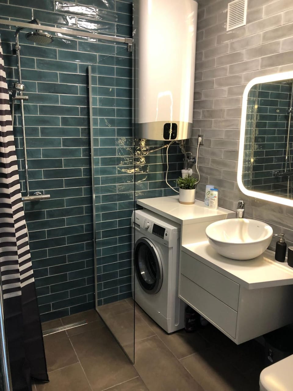 Shower, Toilet, Bathroom, towels, washing machine