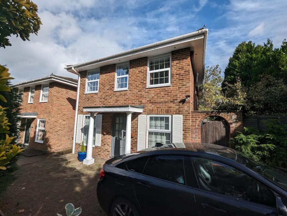 Spacious 4 Bed Gem near East Croydon Station House in Croydon