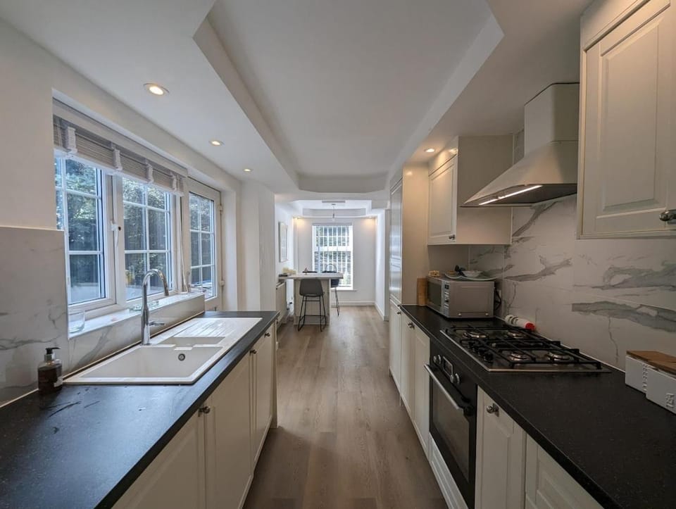 Spacious 4 Bed Gem near East Croydon Station House in Croydon