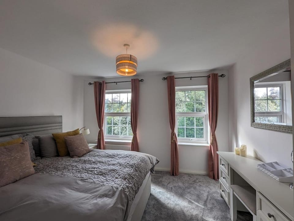 Spacious 4 Bed Gem near East Croydon Station House in Croydon