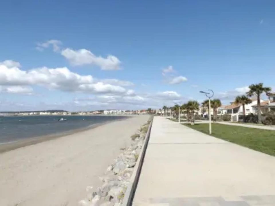 Rez de jardin climatisé avec grande terrasse House in Gruissan
