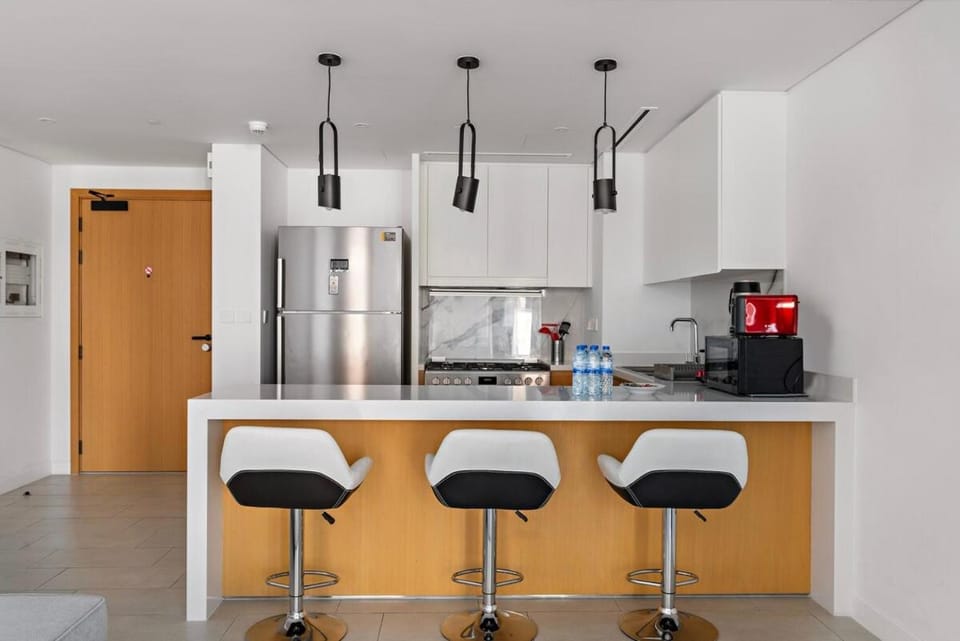 Kitchen or kitchenette, minibar