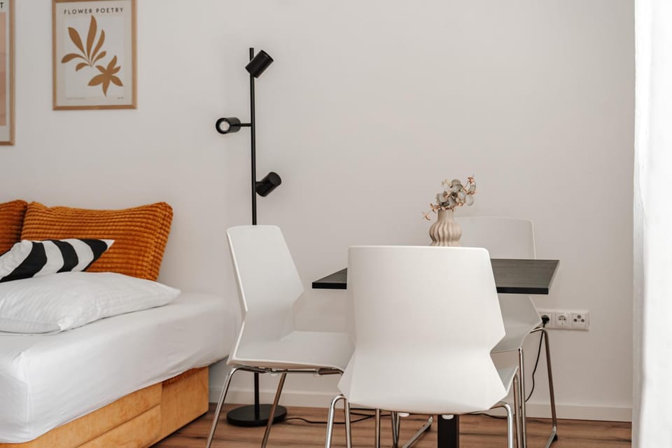 Bed, Living room, Seating area, Dining area, Food