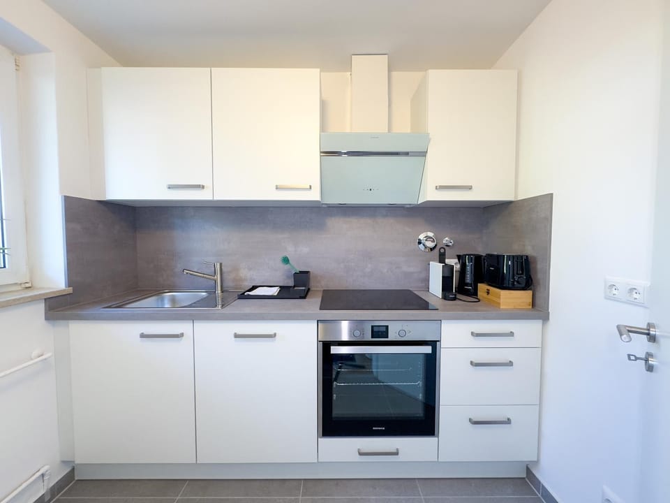 Coffee/tea facilities, Kitchen or kitchenette, dishwasher, stove, toaster