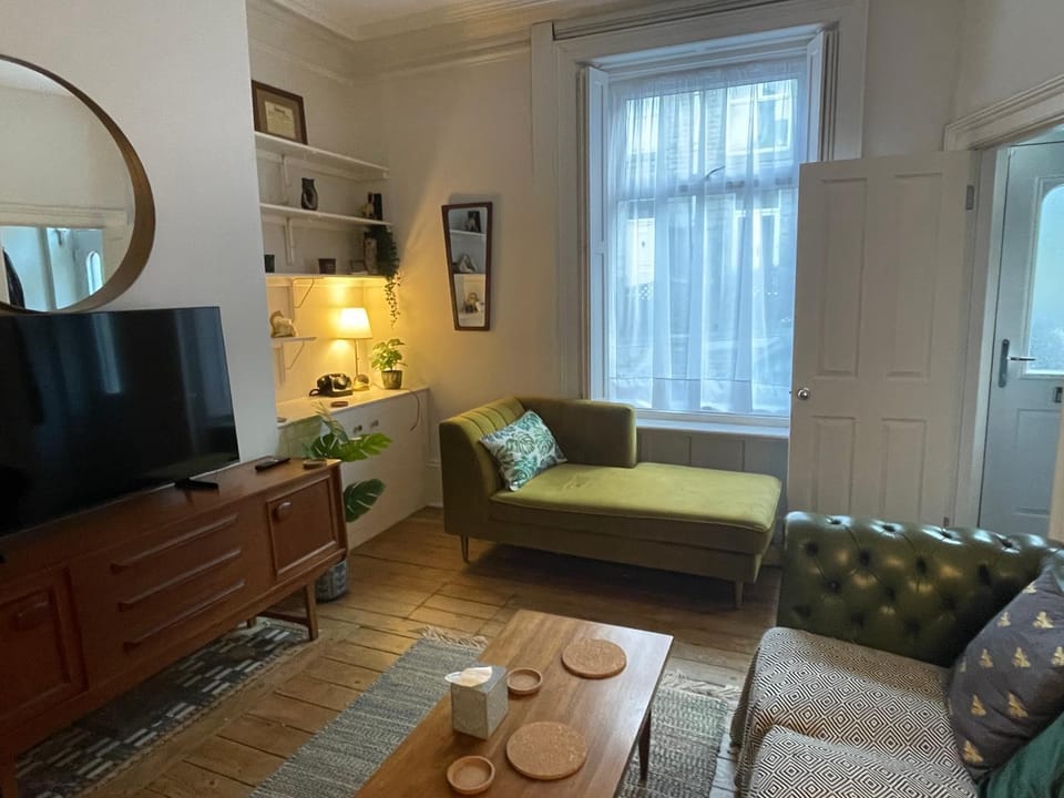 Communal lounge/ TV room, TV and multimedia, Living room, Seating area