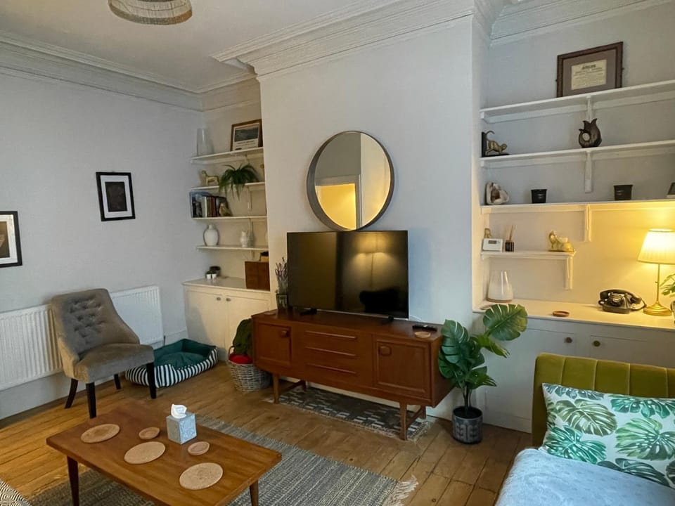 Communal lounge/ TV room, TV and multimedia, Living room, Seating area, Evening entertainment