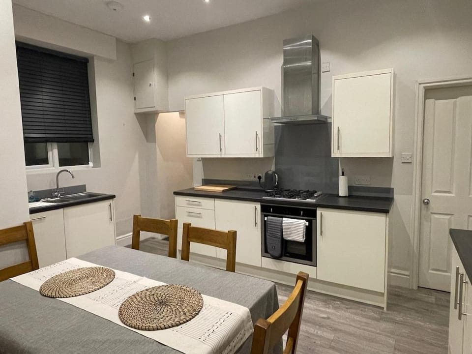 Kitchen or kitchenette, Dining area, dishwasher, oven, pet friendly, stove