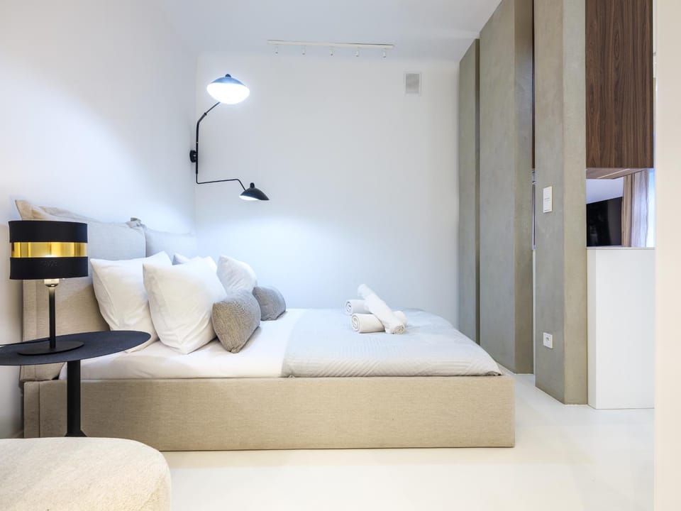 Bed, Photo of the whole room, Decorative detail, Seating area, Bedroom, towels