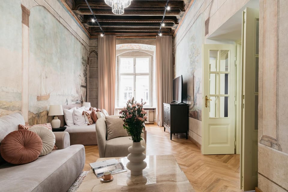 Day, TV and multimedia, Photo of the whole room, Decorative detail, Seating area, internet