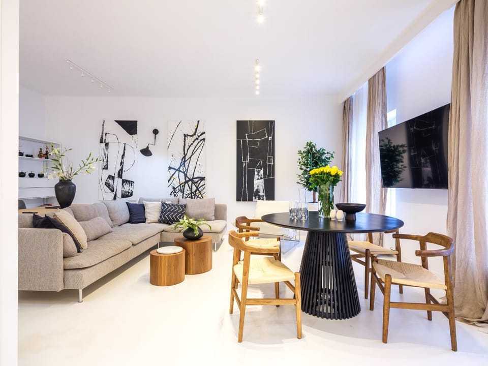 TV and multimedia, Living room, Photo of the whole room, Decorative detail, Seating area, Dining area, Evening entertainment