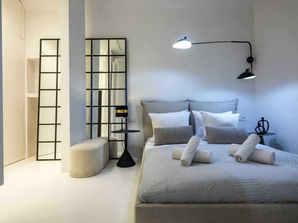 Bed, Photo of the whole room, Decorative detail, Seating area, Bedroom, locker, towels