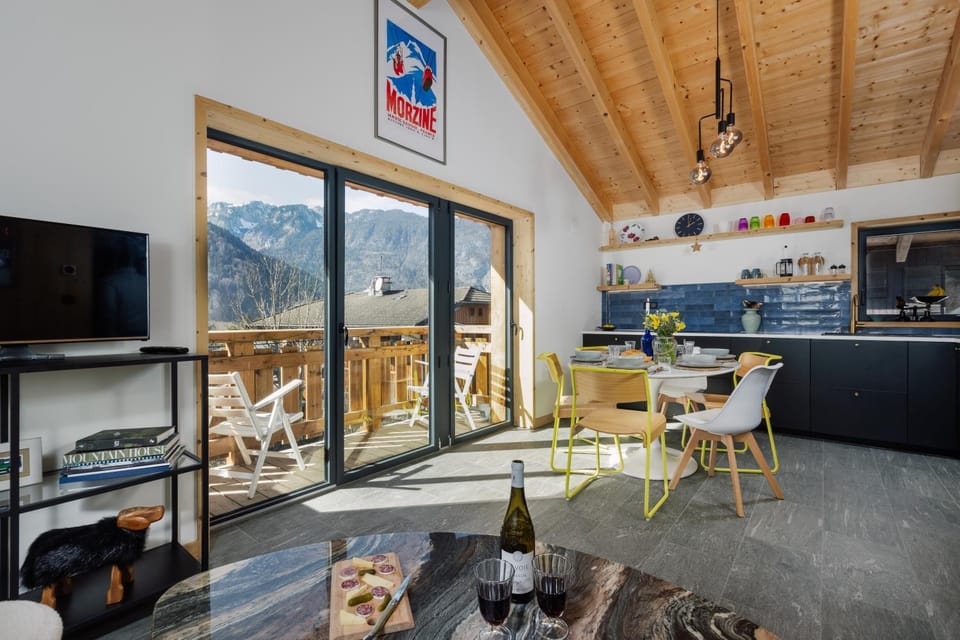 Communal lounge/ TV room, Natural landscape, TV and multimedia, Kitchen or kitchenette, Living room, Seating area, Dining area, Evening entertainment, Mountain view