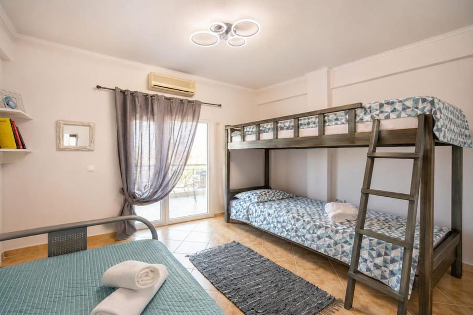 Bed, Photo of the whole room, Bedroom, bunk bed, air conditioner