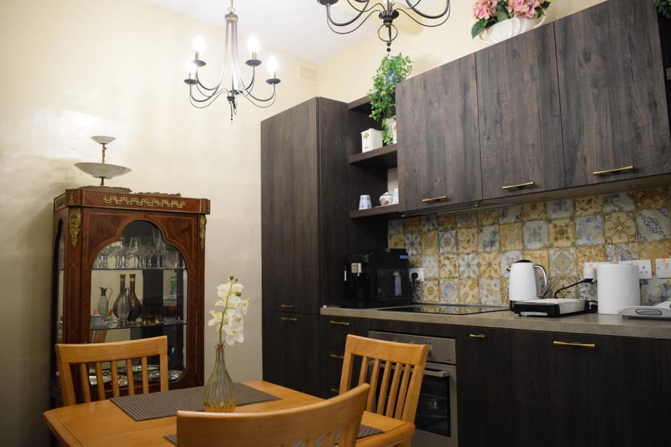 Coffee/tea facilities, Kitchen or kitchenette, Dining area, stove