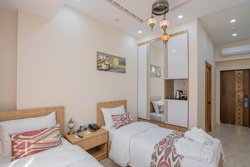 Bed, TV and multimedia, Photo of the whole room, Bedroom, wardrobe, air conditioner