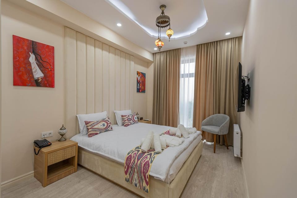 Bed, Photo of the whole room, Seating area, Bedroom, towels