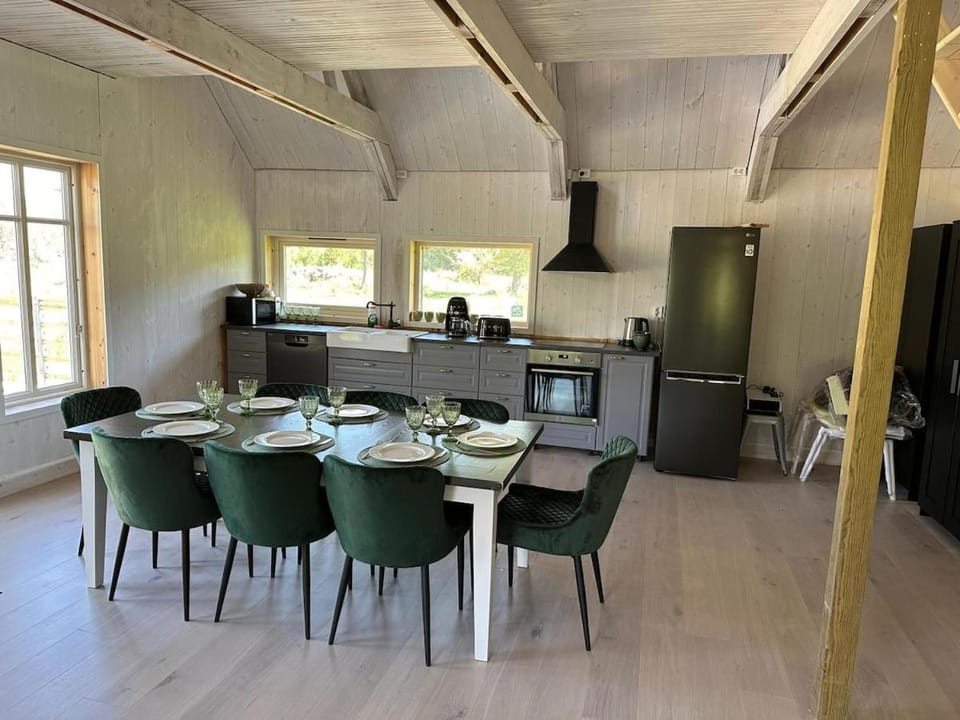 Kitchen or kitchenette, Food and drinks, Dining area, oven