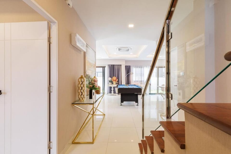 芭堤雅泳池四卧别墅 近四分方水上市场 可以住8人 Villa in Pattaya City