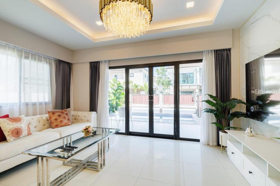 芭堤雅泳池四卧别墅 近四分方水上市场 可以住8人 Villa in Pattaya City