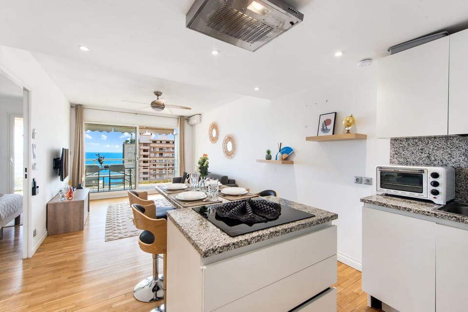 Kitchen or kitchenette, Dining area, stove