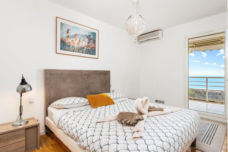 Bed, Natural landscape, Photo of the whole room, Bedroom, Sea view, towels, air conditioner