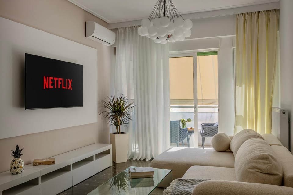 TV and multimedia, Living room, Seating area, Evening entertainment