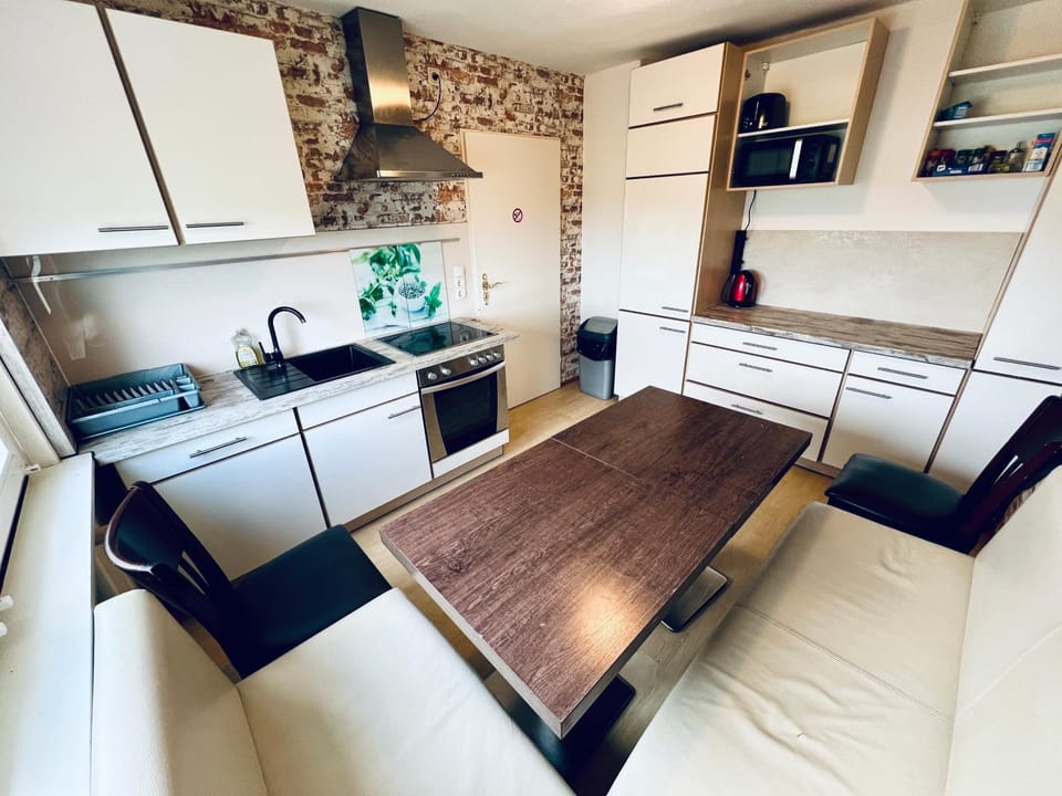 Kitchen or kitchenette, Dining area, oven