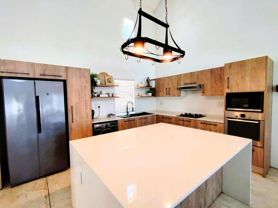 Kitchen or kitchenette, Dining area, oven, stove