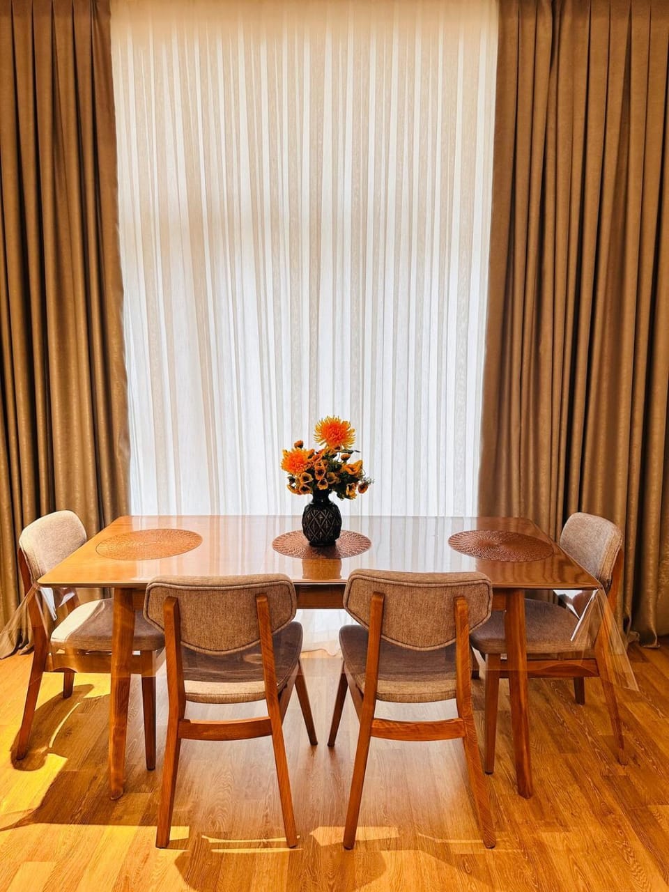 Living room, Dining area