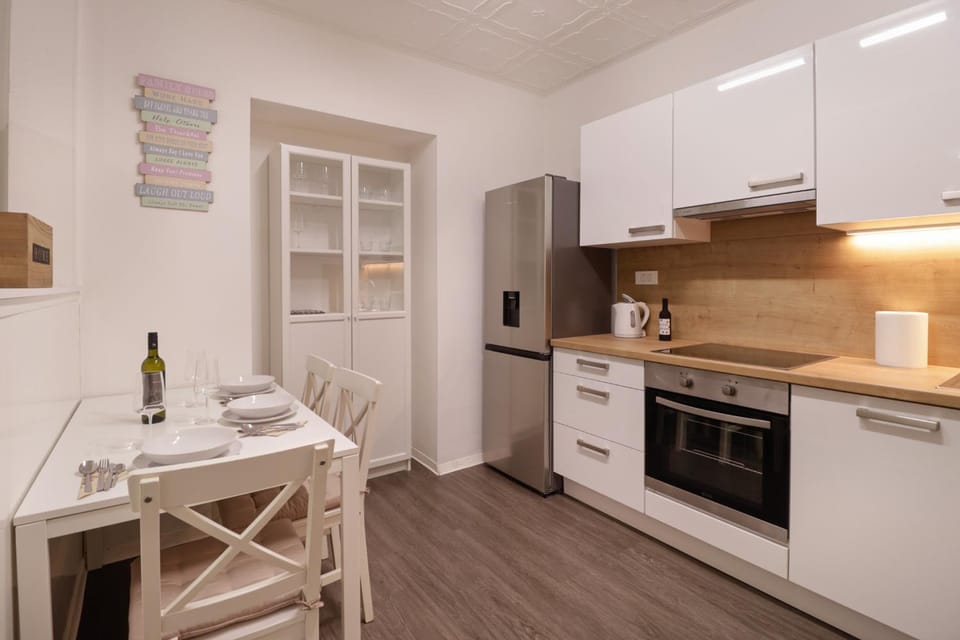 Coffee/tea facilities, Dining area, oven