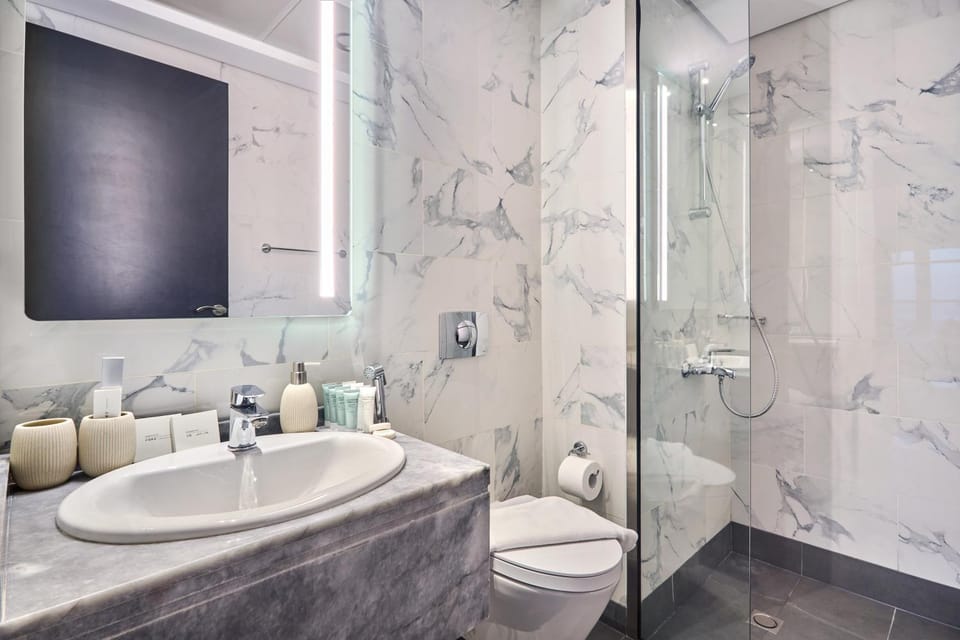 Shower, Toilet, Bathroom, towels