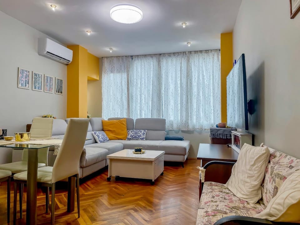 Communal lounge/ TV room, TV and multimedia, Living room, Seating area, Evening entertainment, air conditioner