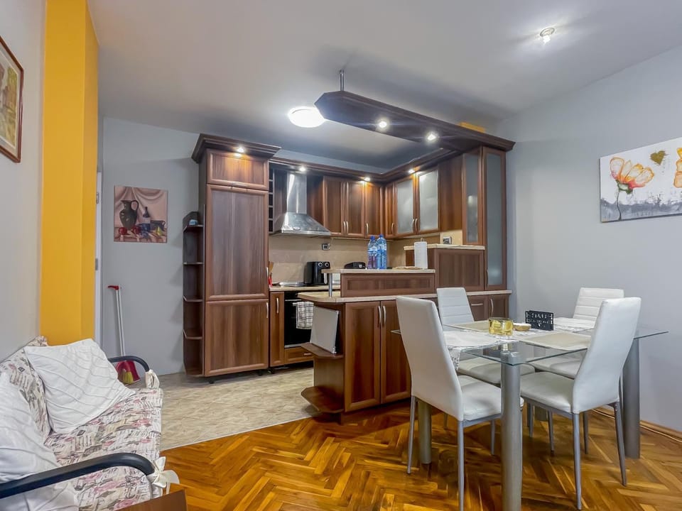 Kitchen or kitchenette, Living room, Dining area, oven, pet friendly