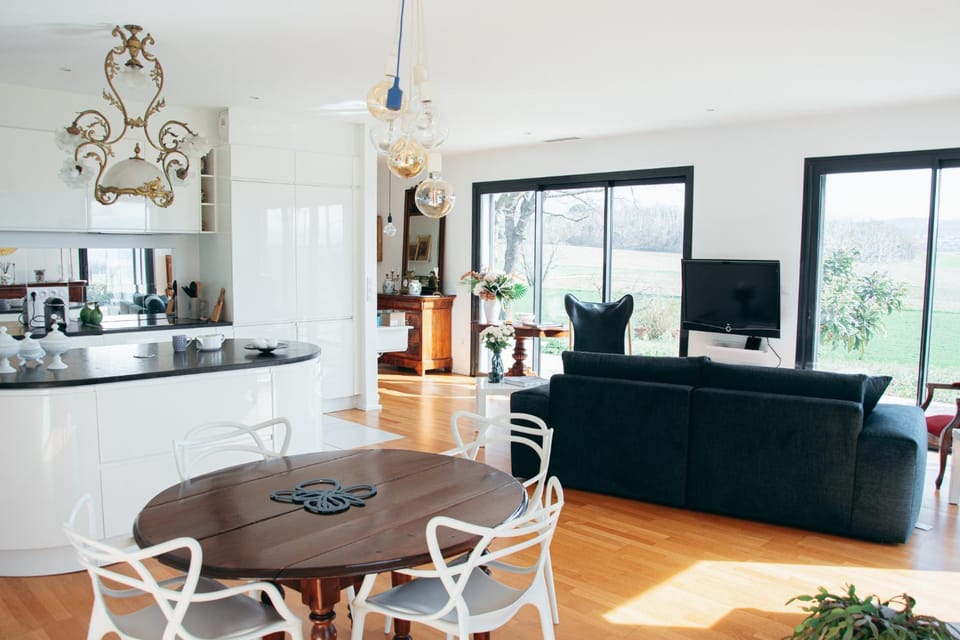 Coffee/tea facilities, Kitchen or kitchenette, Living room, Seating area, Dining area, stove