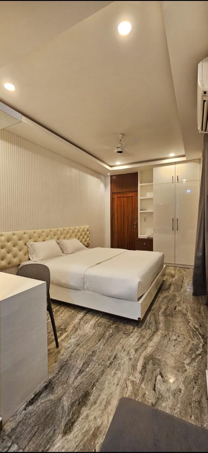 Photo of the whole room, Bedroom