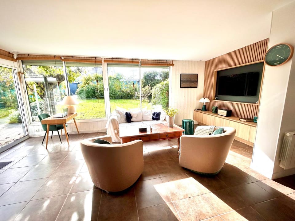 Garden, TV and multimedia, Living room, Seating area, Evening entertainment, Garden view