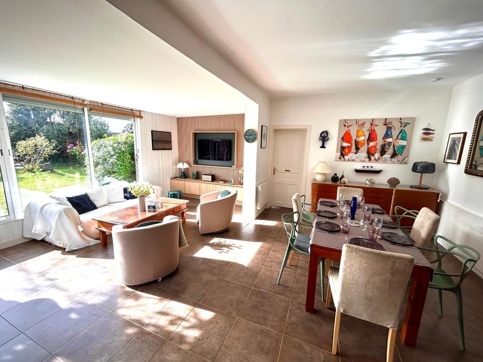 TV and multimedia, Living room, Seating area, Dining area