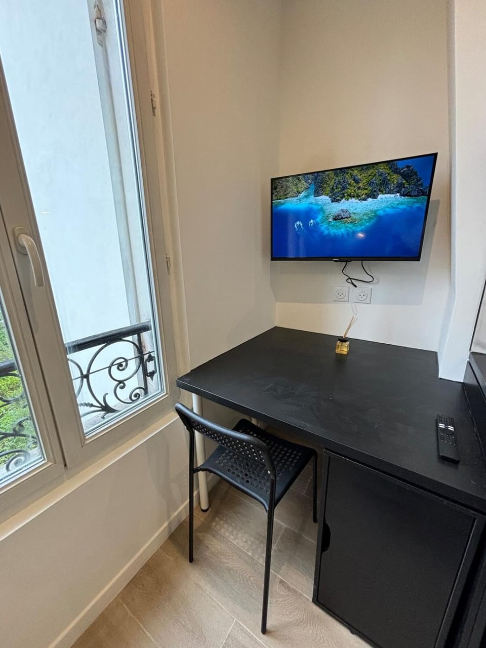 Studio Luxe Paris Apartment in Clichy