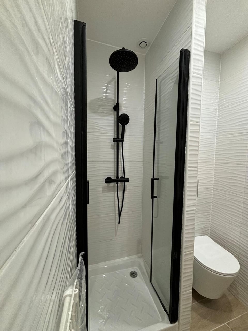 Studio Luxe Paris Apartment in Clichy