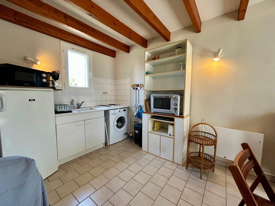Kitchen or kitchenette, oven, washing machine