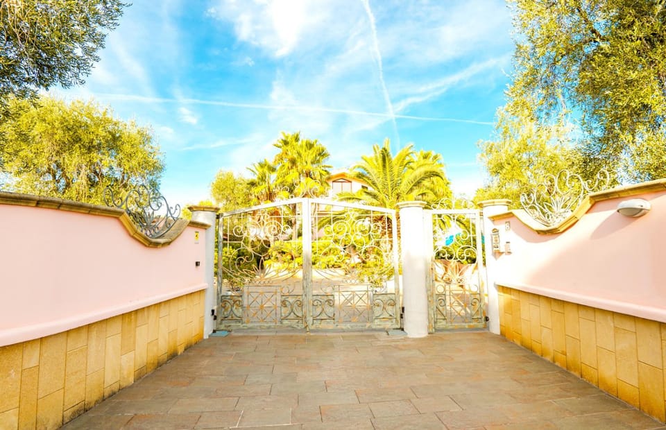 Property building, Facade/entrance, Garden view