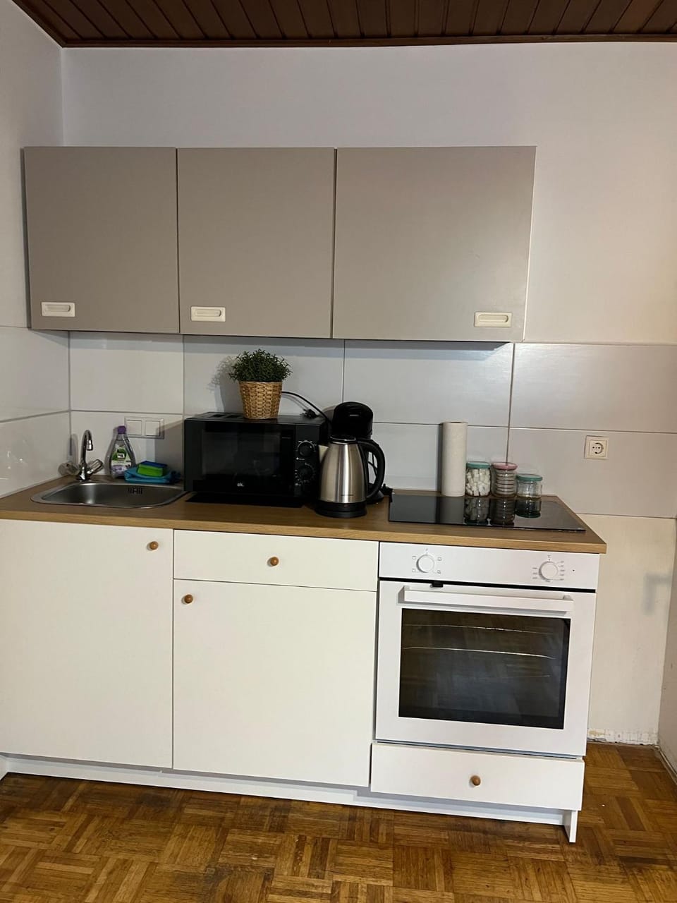 Coffee/tea facilities, Kitchen or kitchenette, dishwasher, stove