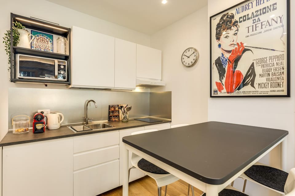 Kitchen or kitchenette, Dining area, stove
