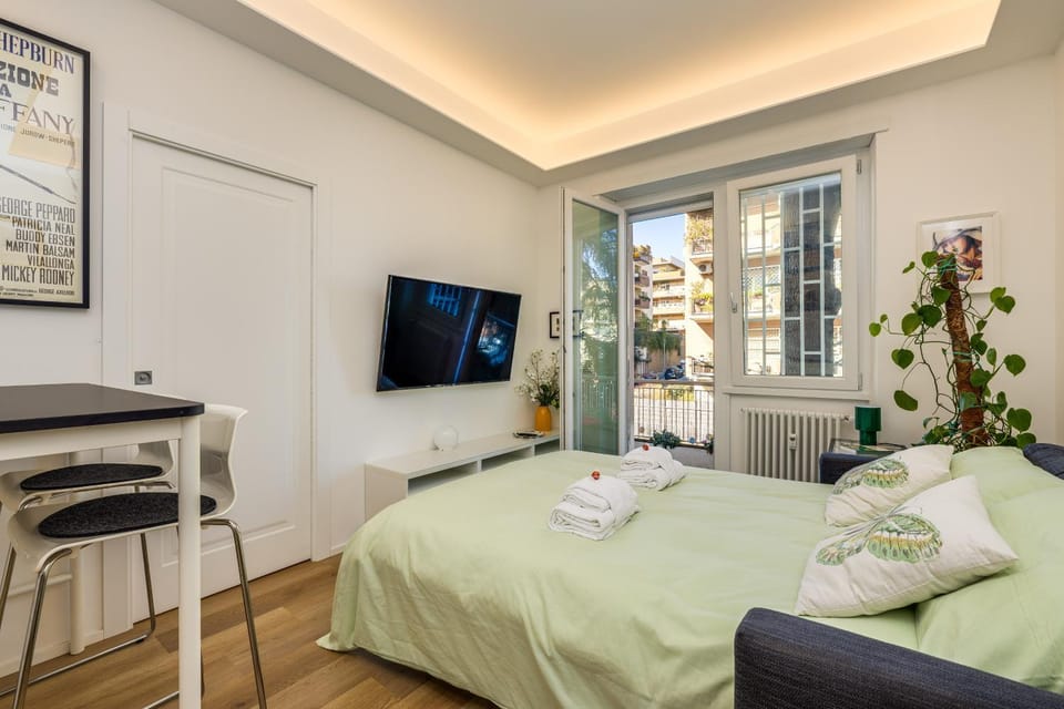 Bed, TV and multimedia, towels