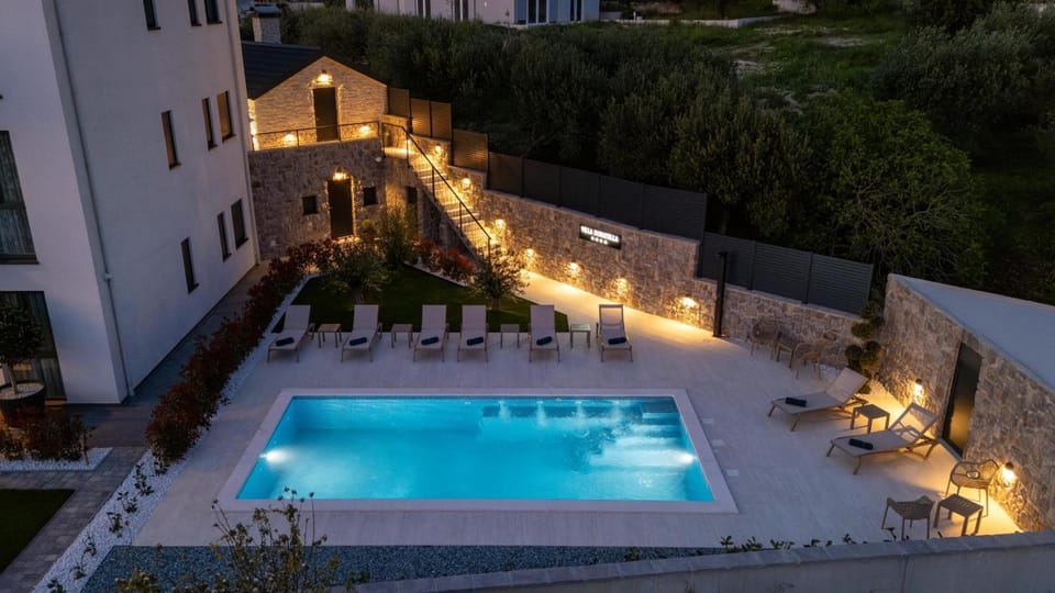 Pool view, Swimming pool, sunbed